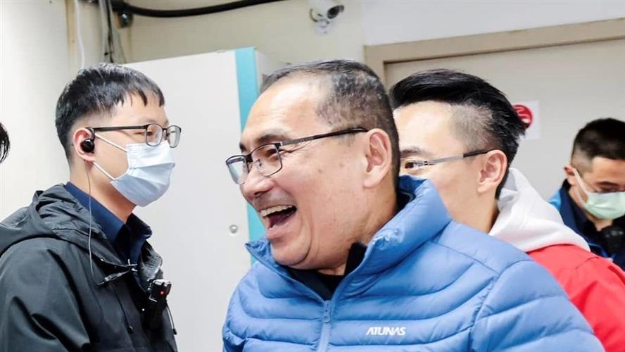 流感疫苗掀打潮,新北市長侯友宜表示,除了接種疫苗、勤洗手,回到勤洗手、到人多擁擠地方把口罩戴起來,生病不舒服就應該家裡好好休息。(圖/摘自臉書)