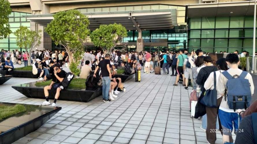 等搭高鐵自由座人龍排到停車場。(圖/翻攝爆料公社臉書)