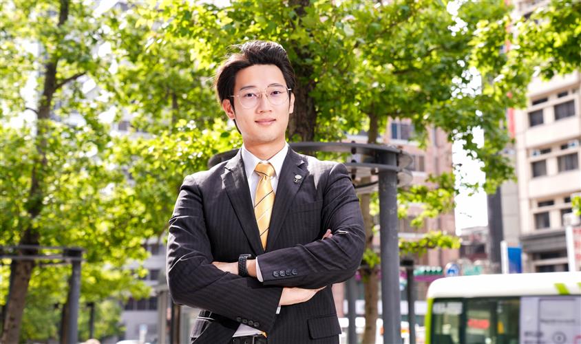永慶房屋林祺凱堅持把屋況及周遭行情資訊誠實告訴消費者,這是他房仲職涯一路上堅持的信念。(圖 / 永慶房屋提供)