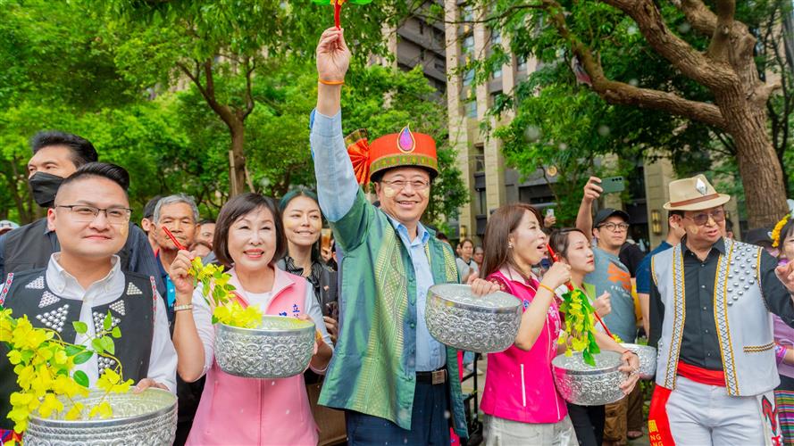 2024龍岡米干節於4/20盛大開幕,今年活動將於4月20日至4月28日舉行,活動首日以潑水祈福的傳統儀式拉開序幕。