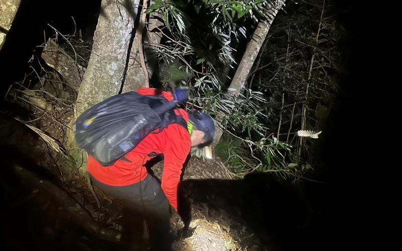 20日搜救人員雖然距離山友有只有300公尺,但夜色昏暗,峭壁難行,昨天清晨繼續救援。(圖/消防局提供)