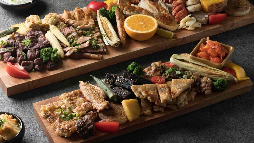 「腳落」於中秋期間推出「外帶大拼盤」優惠活動,共有海鮮、雞肉、豬豬3種主餐選擇。(圖/高雄市青年局提供)