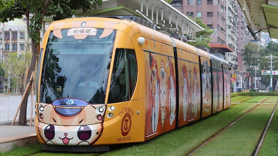 期間限定版「柑橘號」輕軌列車。(圖/高雄市政府提供)
