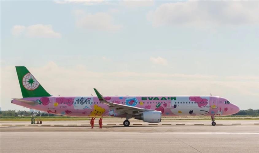長榮航空與三麗鷗公司今年合作推出全新的三架Hello Kitty彩繪機，第二架新成員「粉萌機」，全機身以粉紅色為主色調，再搭配可愛的Hello Kitty，即日起飛航台北-仙台航線。（圖／長榮航空提供）