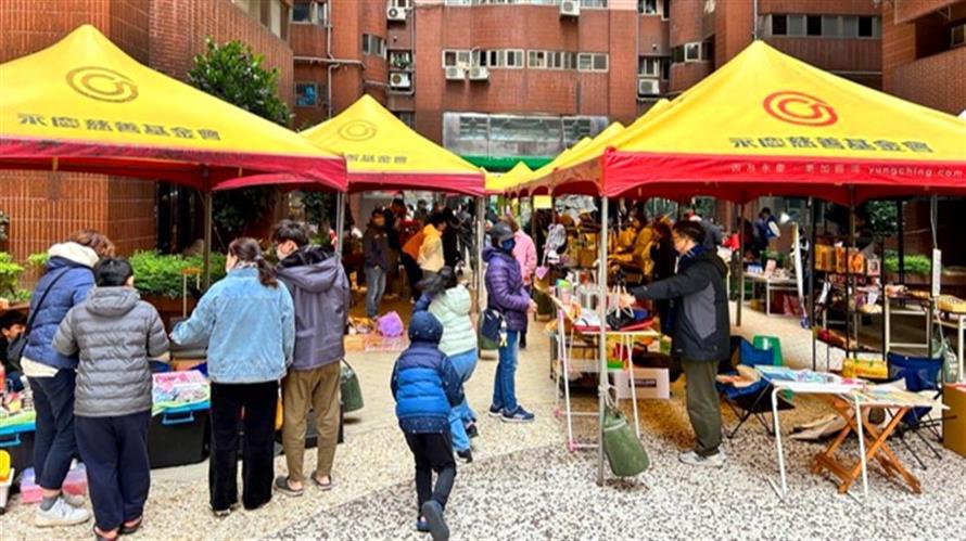 新北市中和花園廣場社區在元宵節當日舉行愛心跳蚤市集，許多住戶都前來現場挖寶。