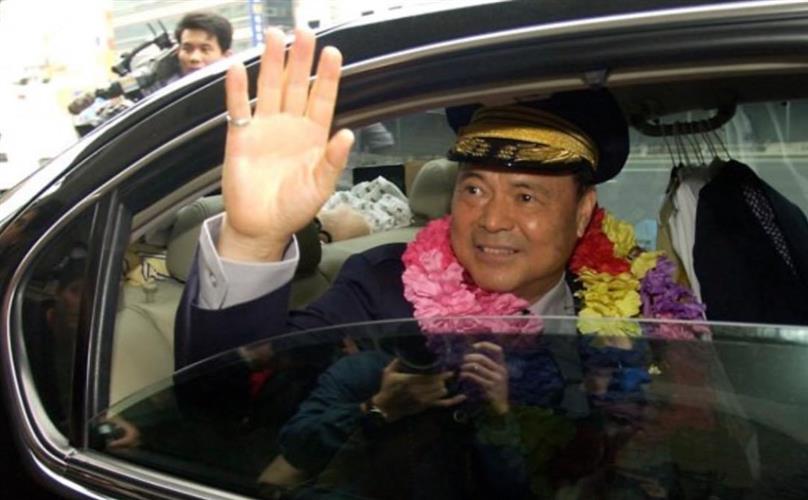 警政署卸任署長張四良(左)在交接典禮結束後坐上車,和所有警察同仁揮手道別。(圖/摘自臉書)