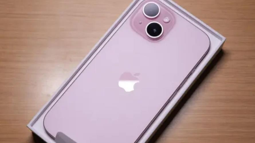 粉色iPhone15很美。(圖/取自Dcard)
