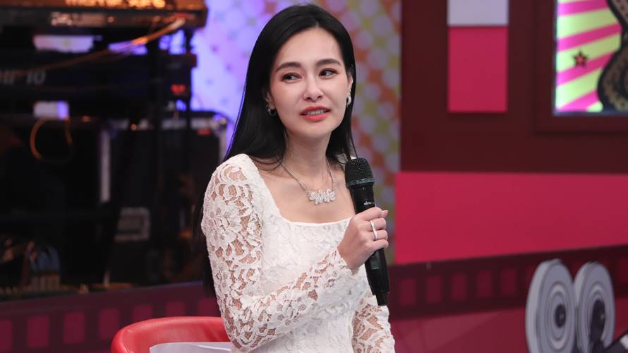 王思佳在假貨事件後復出螢光幕，和老公一起上節目。（圖／中天提供）