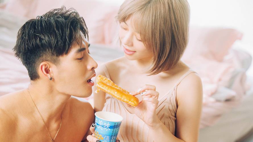 icyball冰球樂團找來肌肉男與AV女優拍MV。（圖／何樂音樂提供）