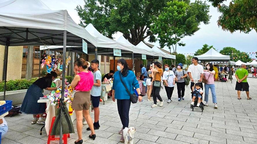 新住民創意市集現場吸引大批人潮參觀選購。(圖/屏東縣政府提供)