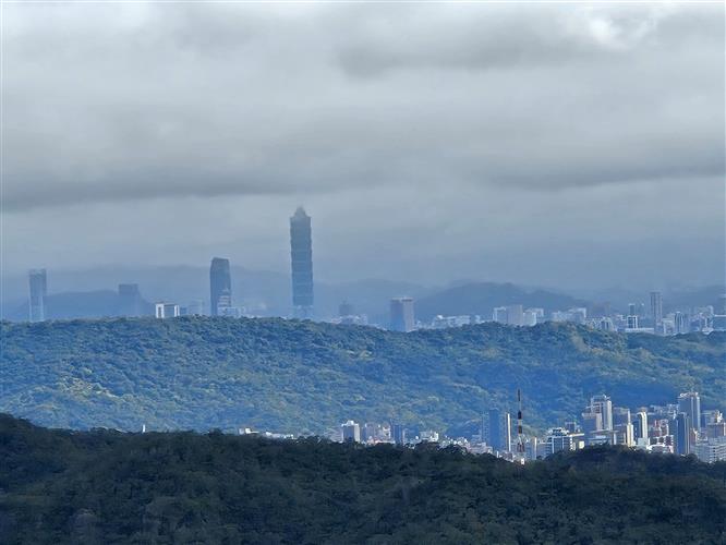 觀景台遠眺,台北101雲霧中若隱若現。(圖/台北市政府提供)