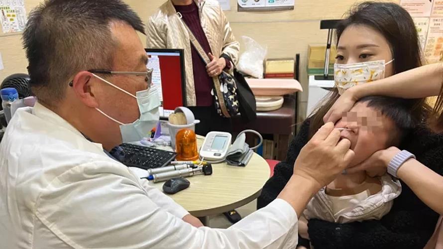 醫師施勝桓(左)發現，因為過年群聚，門診大爆滿，就診病患一做檢查就是流感、新冠確診。（圖／施勝桓提供）