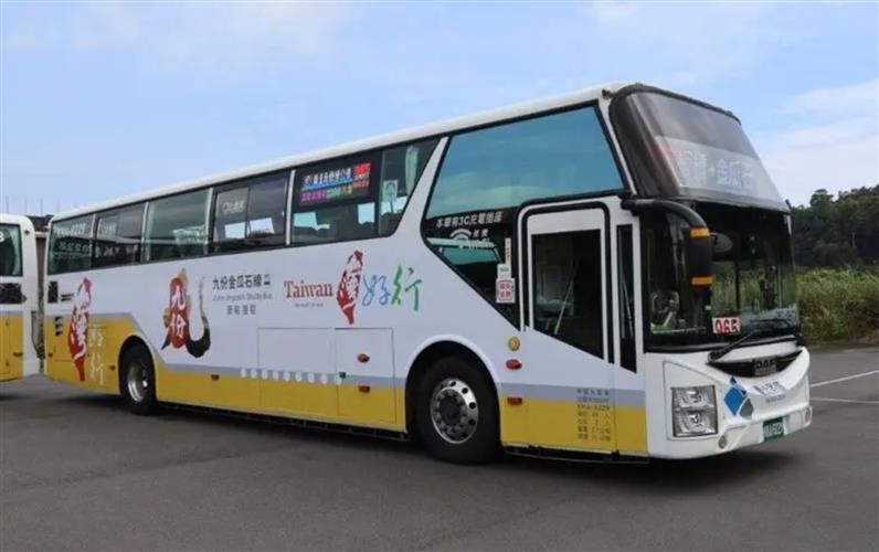 965路線搭乘人次去年達565萬人、營收1億3443萬元,一躍成為新北公車業績冠軍。(圖/台北客運提供)