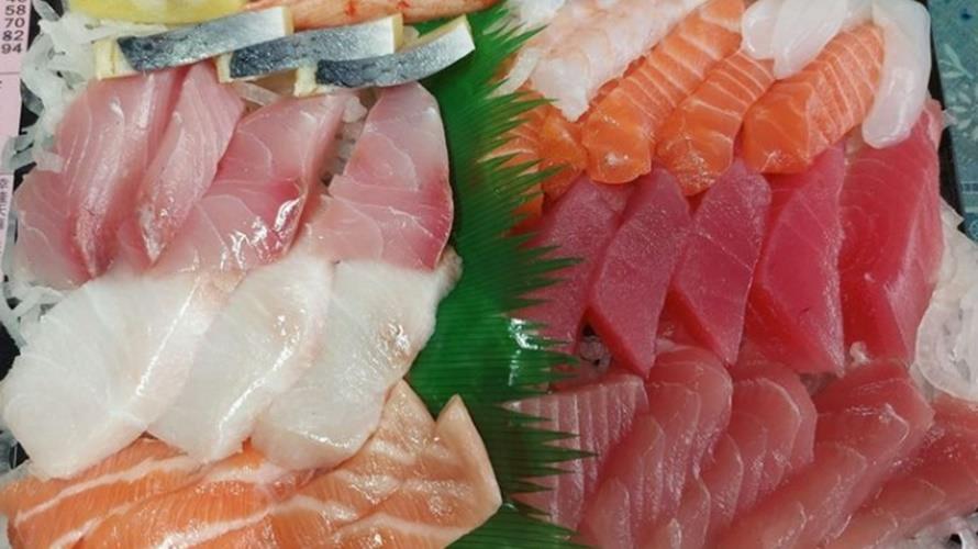 超便宜生魚片有網友認為只有後壁湖海產店可以比拚。(圖／翻攝爆廢公社二館臉書)