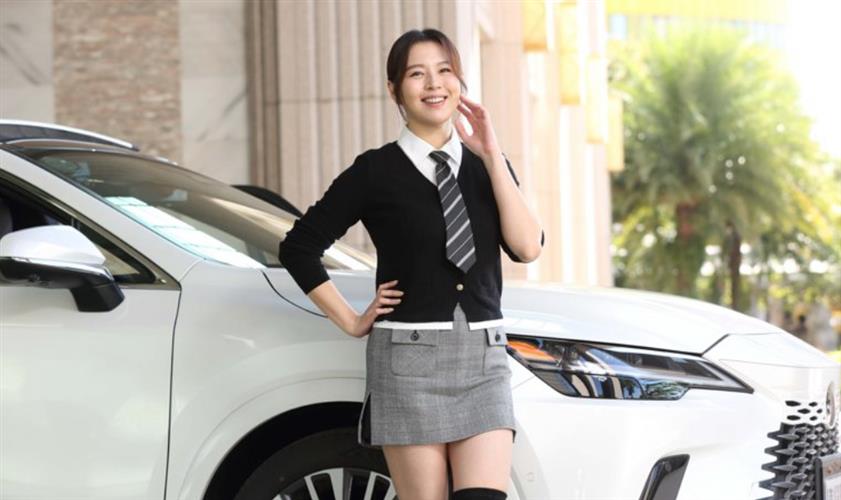 劉品言對開車技術相當有自信。（圖／鏡電視提供）