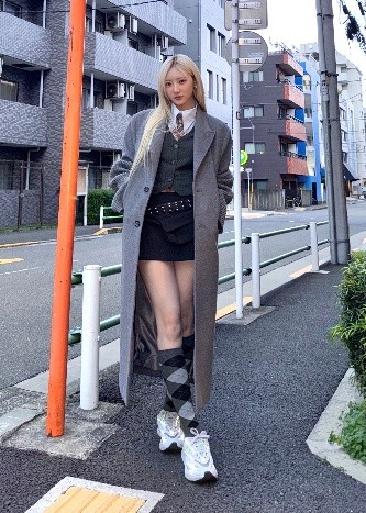 一張含有 戶外, 足部穿著, 天空, 服裝 的圖片

自動產生的描述