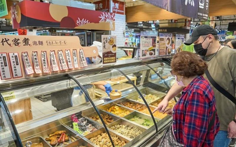 家樂福限時於內湖店自助餐區推出來一客料理餐,銅板價吃得營養又飽足。(圖/家樂福提供)