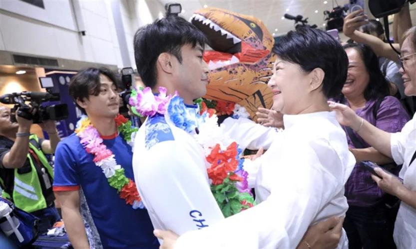 台中市長盧秀燕今晨至桃園機場迎接楊勇緯、林真豪,不但提供出賽獎金,並「愛的擁抱」。(圖/新聞局提供)